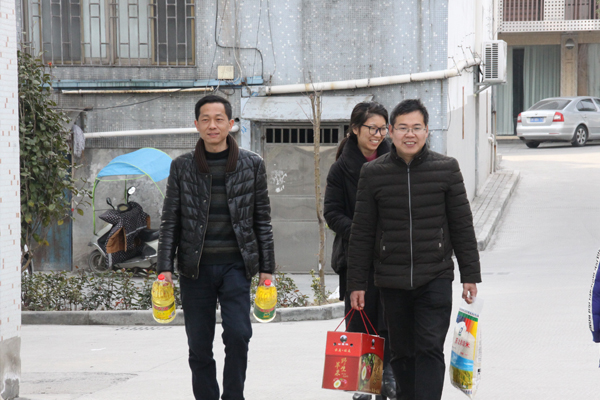 結(jié)對(duì)幫扶  關(guān)愛社會(huì)——公司黨支部結(jié)對(duì)梧桐街道困難家庭