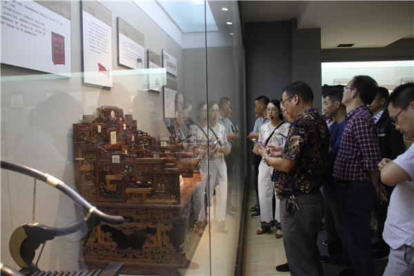 永康市全域旅游發(fā)展研討班學(xué)員一行蒞臨匯才紅木參觀交流