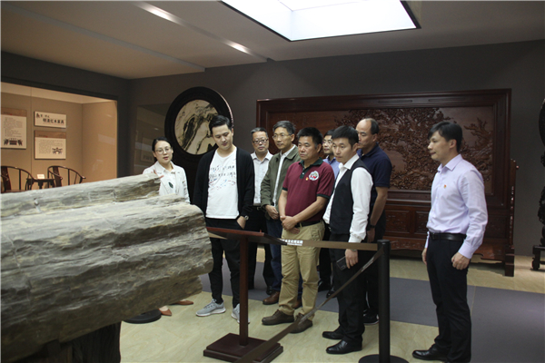 嘉興市政協(xié)工會界別組委員蒞臨匯才紅木調(diào)研指導(dǎo)