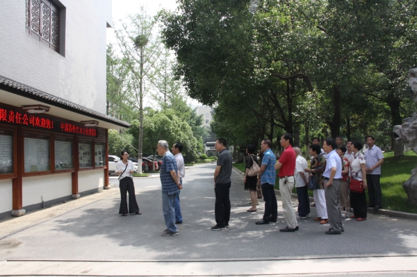 市財(cái)政局離退休支部黨員蒞臨匯才紅木參觀交流