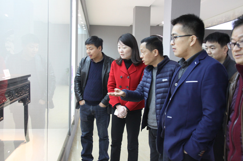 領(lǐng)導(dǎo)關(guān)懷 || 市委組織部副部長(zhǎng)、市委兩新工委書記滕鳴婭 蒞臨匯才紅木調(diào)研指導(dǎo)