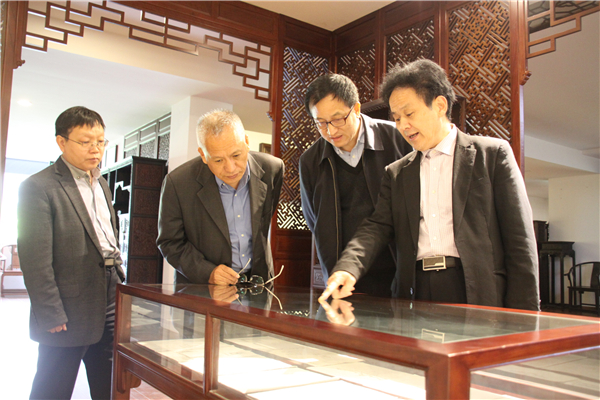 中國(guó)木材與木制品流通協(xié)會(huì)會(huì)長(zhǎng)劉能文 蒞臨匯才紅木考察指導(dǎo)