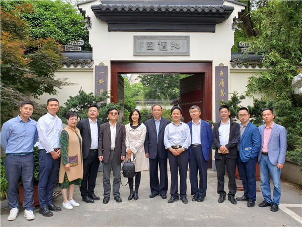 中國(guó)公共關(guān)系協(xié)會(huì)常務(wù)副會(huì)長(zhǎng)、中國(guó)全聚德集團(tuán)公司原董事長(zhǎng)邢穎蒞臨匯才紅木參觀考察