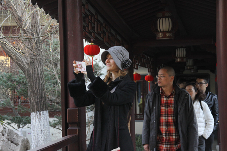 同濟(jì)大學(xué)浙江學(xué)院建筑系師生蒞臨匯才紅木參觀交流