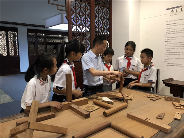 屠甸小學(xué)師生蒞臨匯才紅木參觀交流